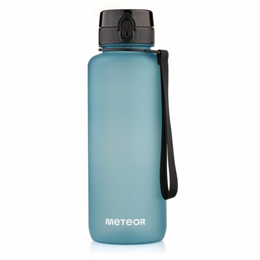 Bidon Sportowy Turystyczny Meteor na Wodę 1500 ml Szaroniebieski Sportowa Butelka na Wodę Meteor o bardzo praktycznej konstrukcji oraz wielkiej pojemności 1500 ml, idealna na siłownię, do szkoły czy jako bidon rowerowy. Butelka posiada półprzezroczystą, zmatowiałą powierzchnię, dzięki czemu możemy kontrolować poziom wody. Antypoślizgowa powierzchnia, a także smyczka zabezpieczają butelkę przed upuszczeniem podczas aktywności fizycznych. Dla każdego zwolennika wody z cytryną czy miętą, na wyposażeniu Bidonu Meteor znajduje się również sitko, które separuję wodę od owoców czy ziół. Dzięki specjalnej blokadzie wieczka, nie musisz się niepokoić przypadkowo wylanym napojem. Wieczko, dodatkowo zabezpiecza ustnik przed zanieczyszczeniem. Specyfikacja: Producent: Meteor Model: Bidon Sportowy Pojemność: 1500 ml Waga: ~270 g Materiał: Tritan 100% Wolne od PBA Długość paska: 18 cm Wysokość korka: 4,5 cm Średnik ustnika: 1,5 mm Wysokość: 28,5 cm Średnica: 9 cm